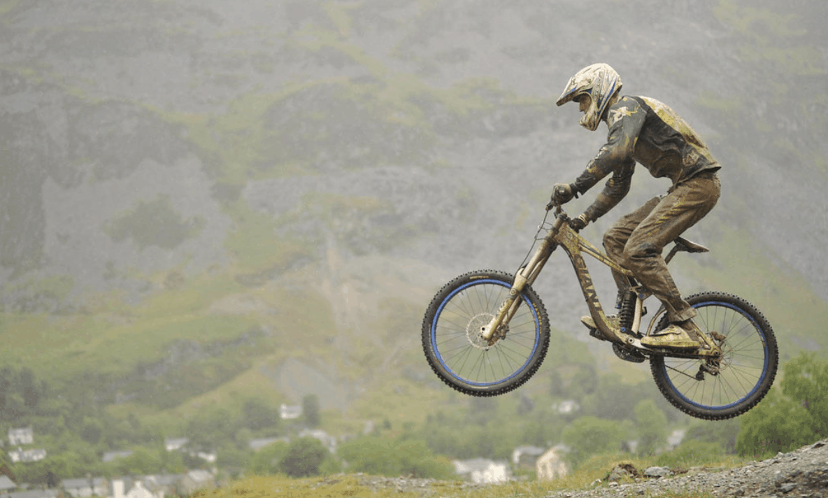 difference between mountain bike and downhill bike